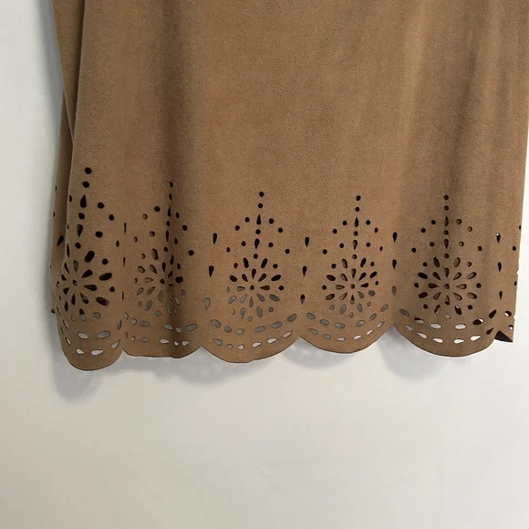 Torrid Laser-Cut Hem Sleeveless Tank Top - Picture 2 of 7